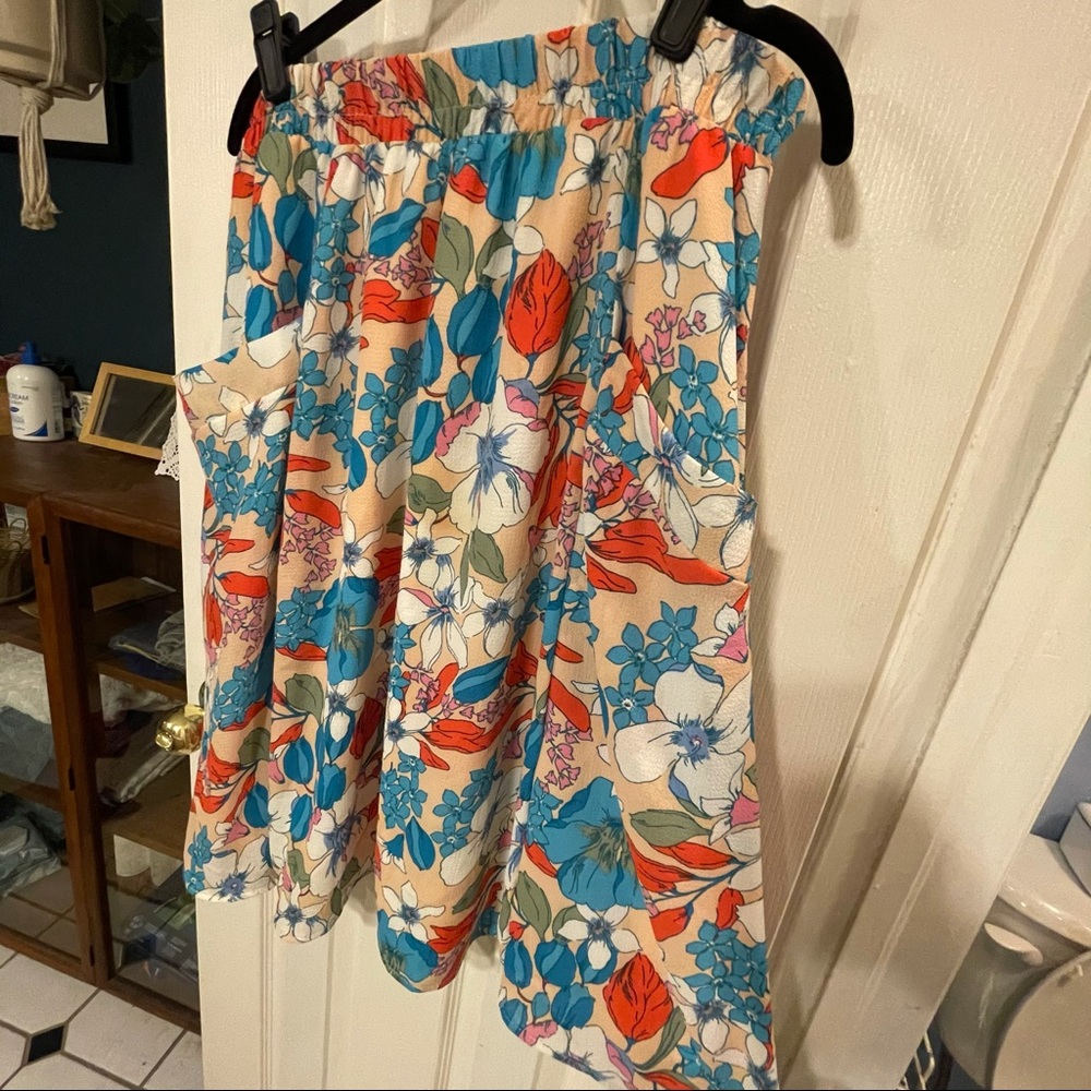 Super cute floral skirt with POCKETS!! Made in USA